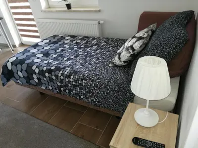Łóżko lub łóżka w pokoju w obiekcie POKOJE - STUDIO GLIWICE I przy ONKOLOGII