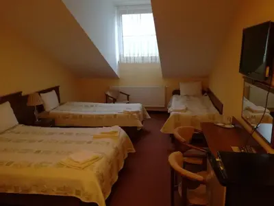 Łóżko lub łóżka w pokoju w obiekcie NASZ DWOREK