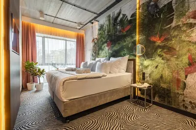Łóżko lub łóżka w pokoju w obiekcie Hotel Zoo by Afrykarium Wroclaw
