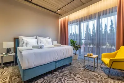 Łóżko lub łóżka w pokoju w obiekcie Hotel Zoo by Afrykarium Wroclaw