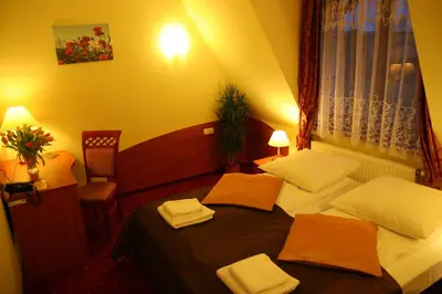Łóżko lub łóżka w pokoju w obiekcie Hotel Karolinka
