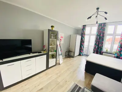 Telewizja i/lub zestaw kina domowego w obiekcie Apartmanet FLAMING z balkonem, darmowe parkowanie, naprzeciw PKP i PKS, doba hotelowa aż do 12tej, FV, self check in
