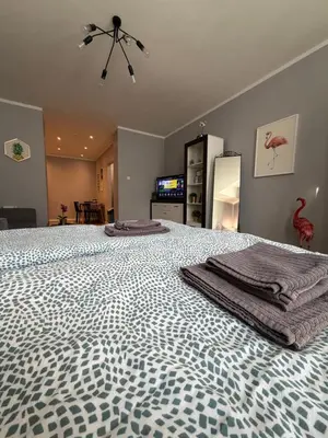 Łóżko lub łóżka w pokoju w obiekcie Apartmanet FLAMING z balkonem, darmowe parkowanie, naprzeciw PKP i PKS, doba hotelowa aż do 12tej, FV, self check in