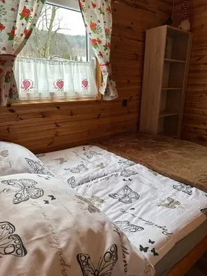 Łóżko lub łóżka w pokoju w obiekcie Domek pod Czarną Górą