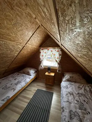Łóżko lub łóżka w pokoju w obiekcie Domek pod Czarną Górą