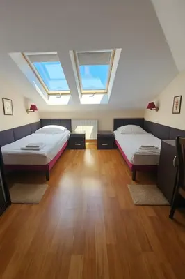 Łóżko lub łóżka w pokoju w obiekcie Dworek Różany Hotel & Restauracja