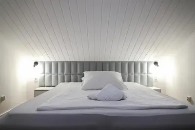 Łóżko lub łóżka w pokoju w obiekcie Dworek Różany Hotel & Restauracja