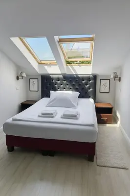 Łóżko lub łóżka w pokoju w obiekcie Dworek Różany Hotel & Restauracja