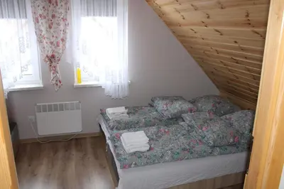 Łóżko lub łóżka w pokoju w obiekcie PRZYSTAŃ NAD BOBREM z Balią i Sauną