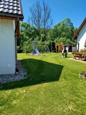 Ogród w obiekcie PRZYSTAŃ NAD BOBREM z Balią i Sauną
