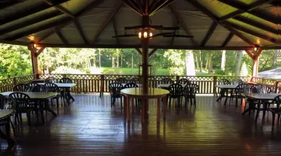 Restauracja lub miejsce do jedzenia w obiekcie Dworek pod Herbem