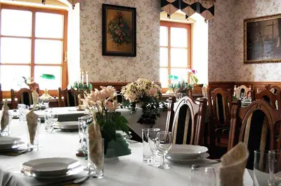 Restauracja lub miejsce do jedzenia w obiekcie Dworek pod Herbem