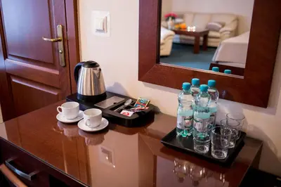 Zestaw do parzenia kawy i herbaty w obiekcie Restauracja Hotel VIP