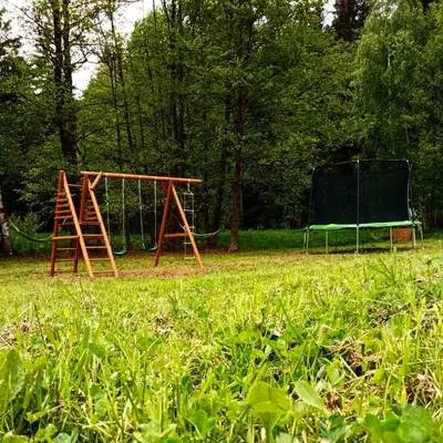 Plac zabaw dla dzieci w obiekcie Modraszkowe Domki