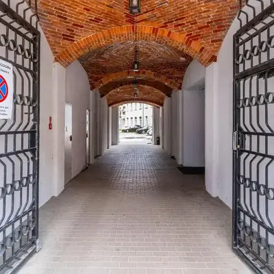 Apartament z osobną sypialnią w pięknej kamienicy w centrum