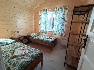 Łóżko lub łóżka w pokoju w obiekcie Kudowskie Chatynki Domki Całoroczne MINI ZOO