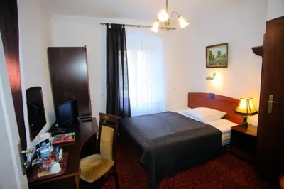 Łóżko lub łóżka w pokoju w obiekcie Hotel Przy Oślej Bramie - Zamek Książ