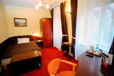 Łóżko lub łóżka w pokoju w obiekcie Hotel Przy Oślej Bramie - Zamek Książ
