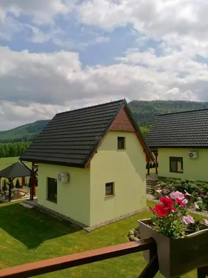 Widok na góry z tego domu w stylu alpejskim