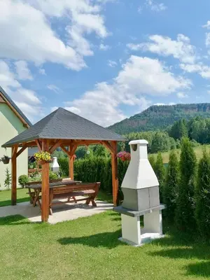 Widok na góry z tego domu w stylu alpejskim