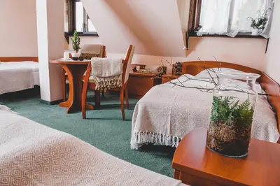 Łóżko lub łóżka w pokoju w obiekcie Dworek Karłów