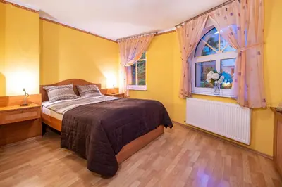 Łóżko lub łóżka w pokoju w obiekcie Willa Alexander