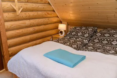 Łóżko lub łóżka w pokoju w obiekcie DOMKI SWOJSKIE CHATKI
