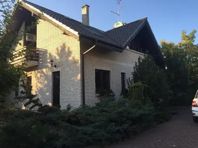 Budynek, w którym mieści się willa