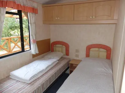 Łóżko lub łóżka w pokoju w obiekcie Domki nad Wartą