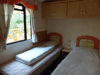 Łóżko lub łóżka w pokoju w obiekcie Domki nad Wartą