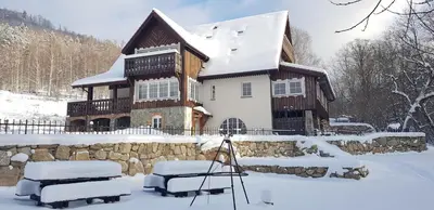 Obiekt Dom Jesionów zimą
