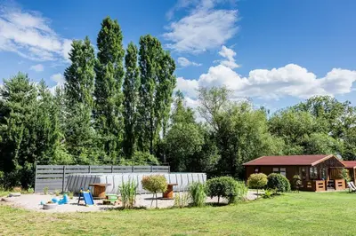 Ogród w obiekcie Pokoje nad Odrą Wały
