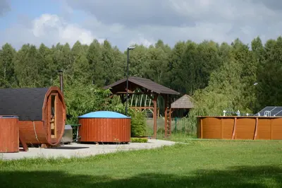 Ogród w obiekcie Całoroczny Domek Sosenka 1-5 z 2 sypialniami, aneksem, łazienka i salon