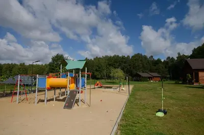 Plac zabaw dla dzieci w obiekcie Całoroczny Domek Sosenka 1-5 z 2 sypialniami, aneksem, łazienka i salon