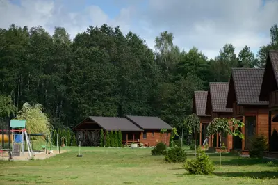 Ogród w obiekcie Całoroczny Domek Sosenka 1-5 z 2 sypialniami, aneksem, łazienka i salon