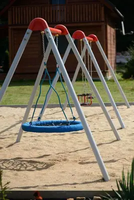 Plac zabaw dla dzieci w obiekcie Całoroczny Domek Sosenka 1-5 z 2 sypialniami, aneksem, łazienka i salon