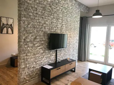 Telewizja i/lub zestaw kina domowego w obiekcie Property Apart - Soft Lofty Legnicka Centrum