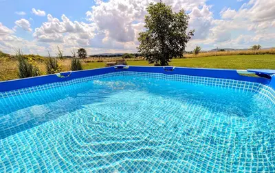 Basen w obiekcie Apartament w willi Karczyn - noclegi dla miłośników natury i spokoju lub w pobliżu