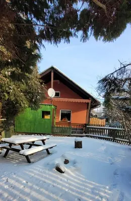Budynek, w którym mieści się dom w stylu alpejskim