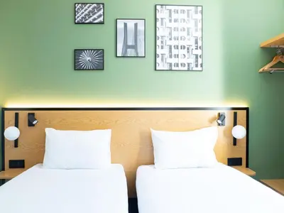 Łóżko lub łóżka w pokoju w obiekcie B&B HOTEL Wrocław Centrum