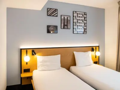 Łóżko lub łóżka w pokoju w obiekcie B&B HOTEL Wrocław Centrum