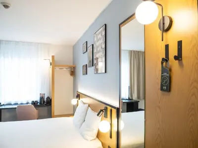 Łóżko lub łóżka w pokoju w obiekcie B&B HOTEL Wrocław Centrum