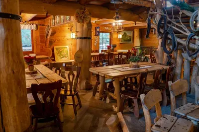 Restauracja lub miejsce do jedzenia w obiekcie Schronisko Bukowa Chata
