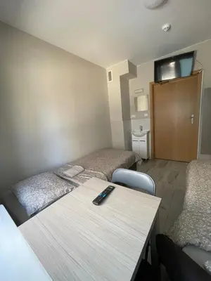 Łóżko lub łóżka w pokoju w obiekcie Lawendowy Hostel Wrocław