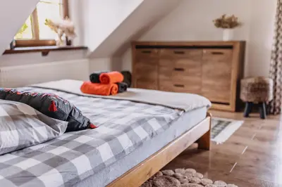 Łóżko lub łóżka w pokoju w obiekcie Sowie Klimaty