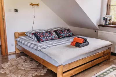 Łóżko lub łóżka w pokoju w obiekcie Sowie Klimaty