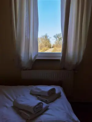 Łóżko lub łóżka w pokoju w obiekcie Hotelik Dworek Legnickie Pole 4km od Legnicy