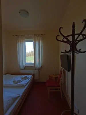 Łóżko lub łóżka w pokoju w obiekcie Hotelik Dworek Legnickie Pole 4km od Legnicy