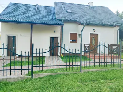 Budynek, w którym mieści się kompleks wypoczynkowy