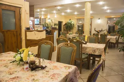 Restauracja lub miejsce do jedzenia w obiekcie Zajazd Byczy Róg